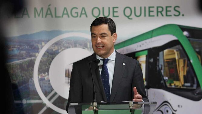 Juanma Moreno este lunes en una visita al último tramo del Metro de Málaga para que llegue al Centro.