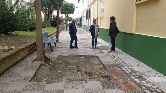 Ana Rojas con los vecinos de La Ardila, en un recorrido que ha realizado tomando nota de las carencias del barrio.