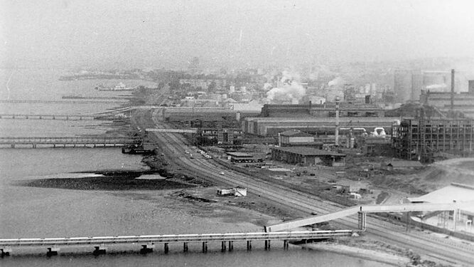 Imagen del polo industrial de Huelva en los años 80.