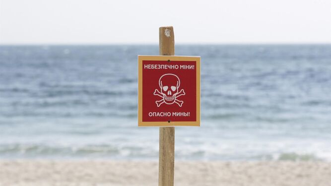 Señal en una playa de Odesa, en Ucrania, que advierte de la presencia de minas.