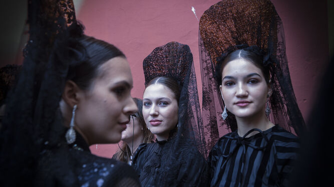 Mujeres vestidas de mantilla con un maquillaje muy natural.