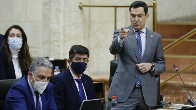 Juanma Moreno, con Juan Marín y Juan Bravo en el Parlamento
