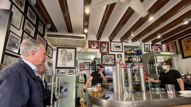 José Luis Sanz en un conocido bar del Arenal, barrio por el que pasan muchas cofradías.