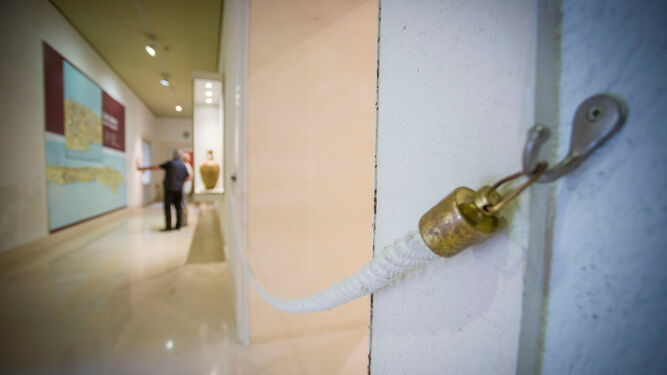 Un cordón impide el acceso a una de las estancias del Museo de Cádiz.