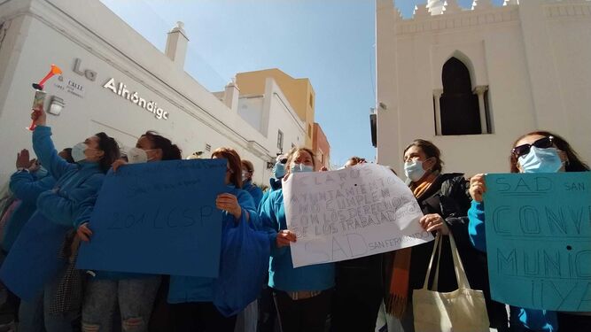 Protestas de las auxiliares de ayuda a domicilio de San Fernando, en la puerta del Ayuntamiento.