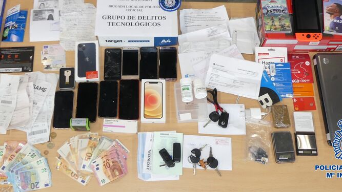 Algunos de los objetos recuperados por la Policía Nacional en la última operación contra las estafas a través de internet cometidas desde la Bahía de Cádiz.
