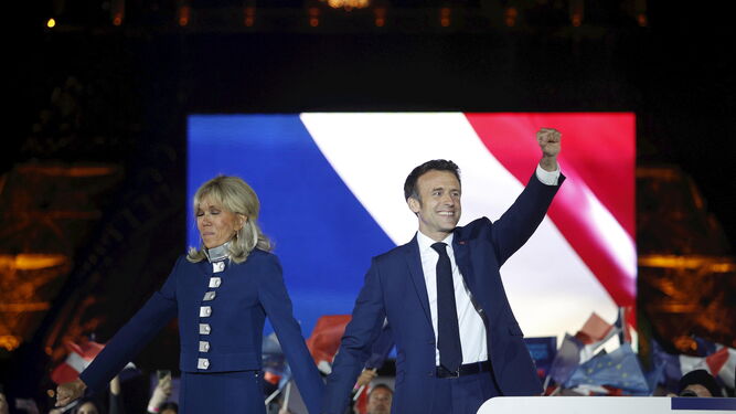Emmanuel Macron celebra el triunfo en las elecciones junto a su mujer.