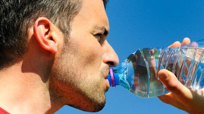 Las botellas de agua de plástico reutilizadas pueden contener gran cantidad de microorganismos