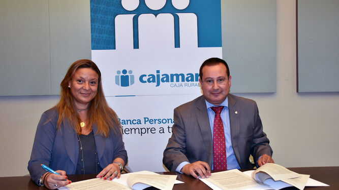 Firma del convenio entre Cajamar y el Grupo Fissa.
