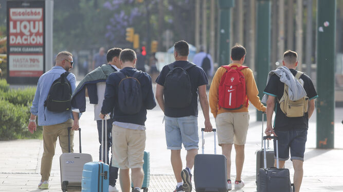 Turistas caminando por las calles de Málaga