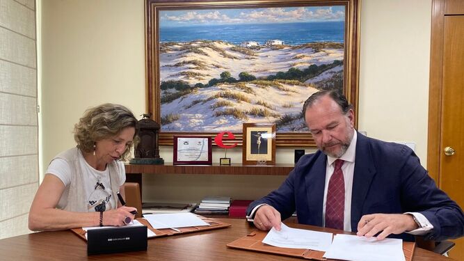 El presidente de la Fundación Caja Rural del Sur, José Luis García-Palacios Álvarez, y Mercedes Molina, presidenta de Autismo Sevilla, en la firma del acuerdo.
