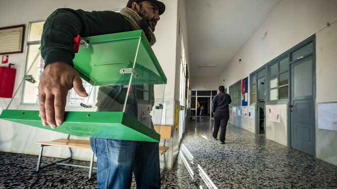 Preparando las urnas para las elecciones andaluzas de diciembre de 2018 en el colegio La Salle-Viña de Cádiz.