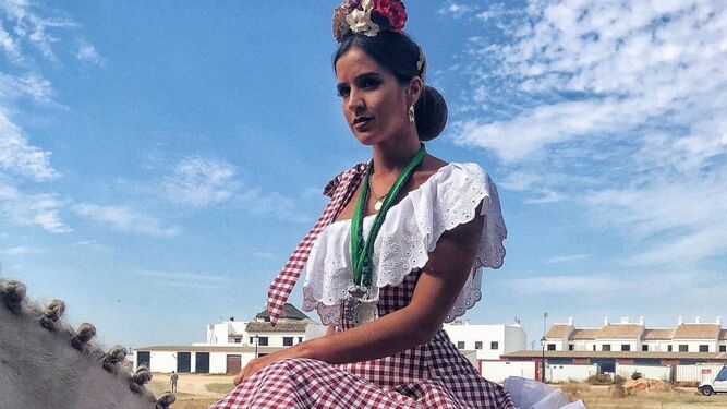 Macarena Silva vestida de flamenca en el Rocío.