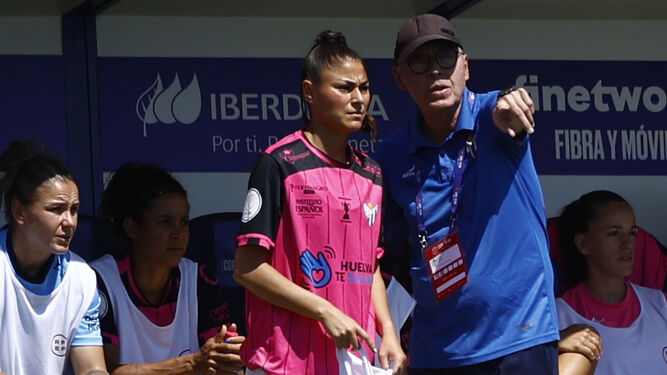 Toledo da instrucciones a Vanesa Santana durante la final de la Copa.