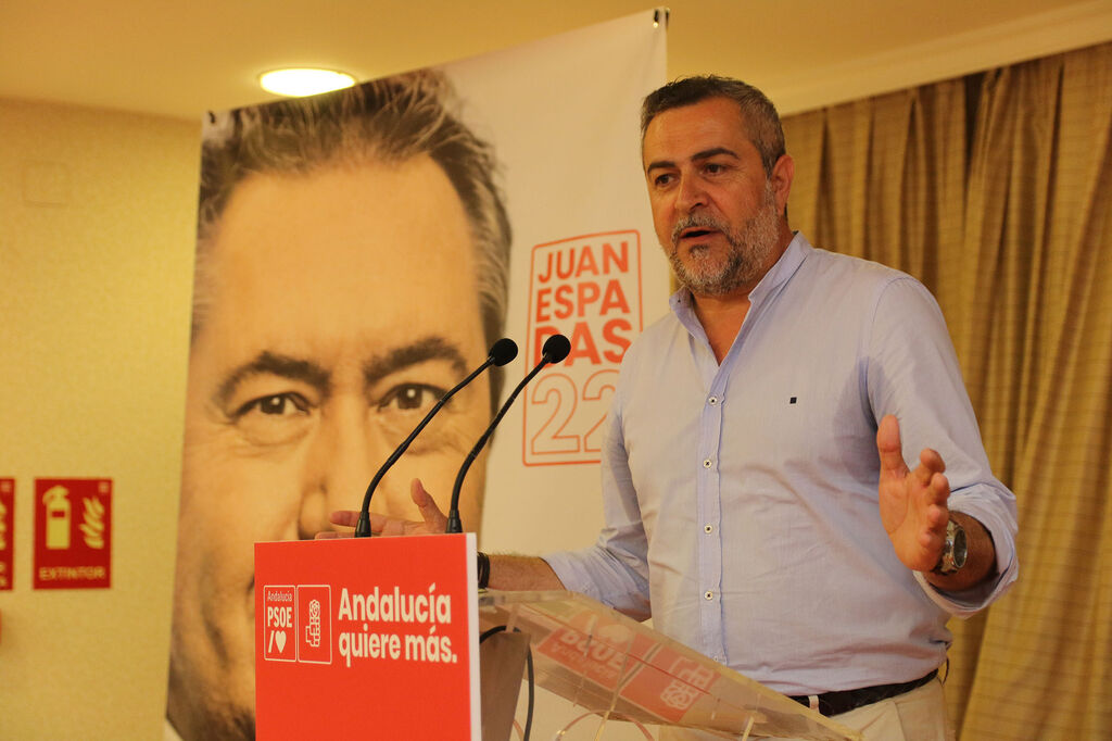 Fotogaler&iacute;a del ministro de Agricultura, Luis Planas, en un acto del PSOE de Almer&iacute;a
