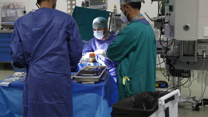 Especialistas intervienen a un paciente en uno de los nuevos quirófanos.