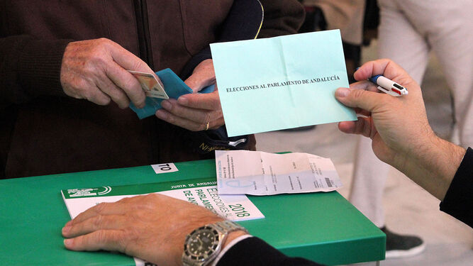 Gente votando en las urnas en las elecciones al Parlamento de Andalucía de 2018