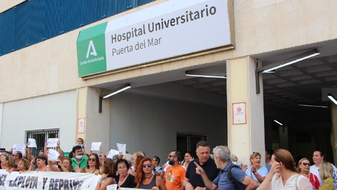 Miembros de Por Andalucía en la concentración celebrada en el acceso al Puerta del Mar.