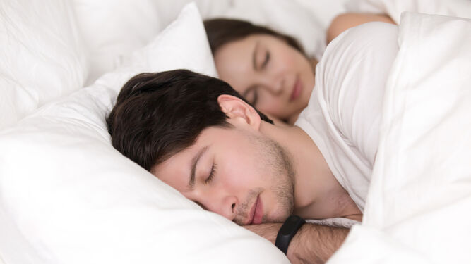 Estudios demuestran que los adultos duermen mejor juntos que separados