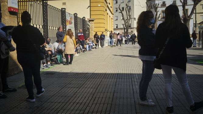 Un grupo de personas hace cola en Cádiz para inscribirse en una oferta de empleo el pasado mes de abril.