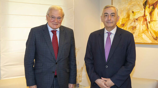 De izquierda a derecha, el presidente de Unicaja Banco, Manuel Azuaga y el director general de Funcas, Carlos Ocaña.