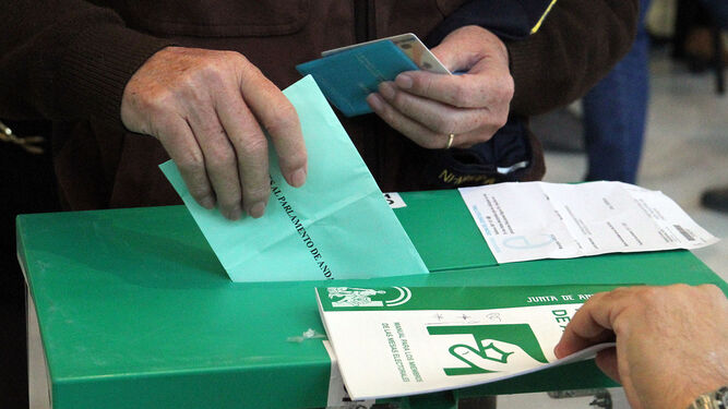 Un ciudadano deposita su voto en los últimos comicios andaluces.