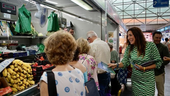 Loles López durante el reparto informativo en el Mercado del Carmen.