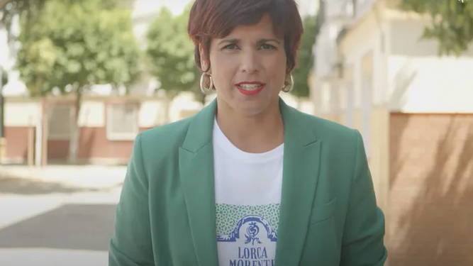 Teresa Rodríguez con camiseta con mensaje y chaqueta verde.