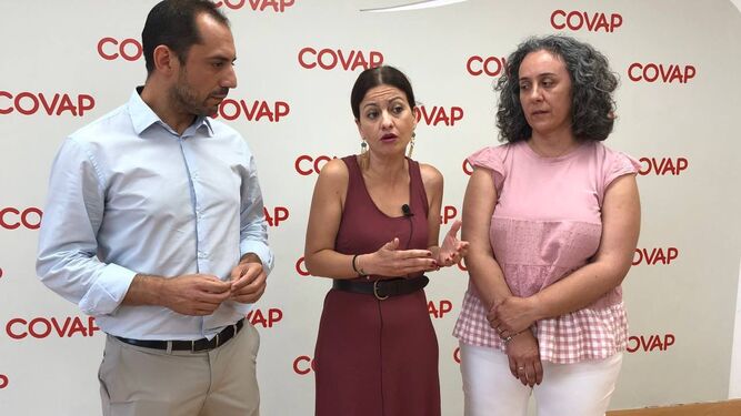 Los candidatos de la formación en Córdoba Rosa Rodríguez y Sebastián Pérez con la europarlamentaria Sira Rego visitan Covap.