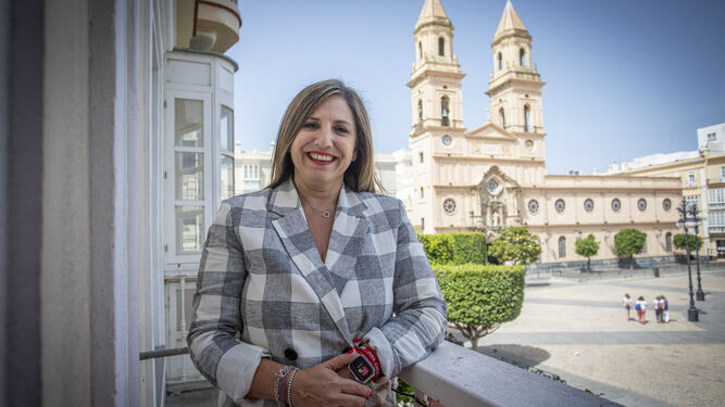 Irene García en un balcón de la sede del PSOE de la provincia, en la plaza de San Antonio en Cádiz.