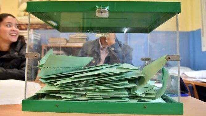 Una urna electoral repleta de papeletas.