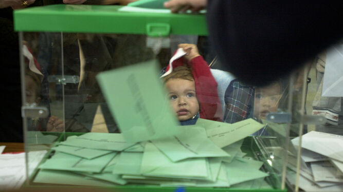 Votaciones en una urna en las elecciones autonómicas del año 2000.