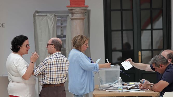Varias personas votando en unas elecciones.