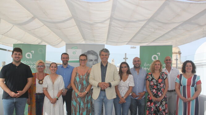 Fran Romero y otros candidatos de Andaluces Levantaos, en Cádiz este viernes por la mañana..