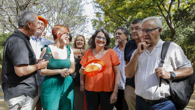 Mónica Oltra (c), junto al alcalde de valencia, Joan Ribó (d), el Portavoz de Compromío, Joan Baldoví (i) y Águeda Micó (i)