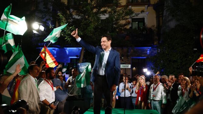 Juanma Moreno celebra su victoria en las elecciones andaluzas.