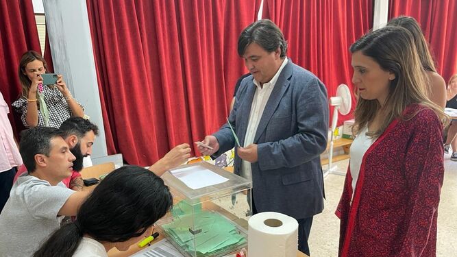 Gabriel Cruz vota en las elecciones andaluzas.