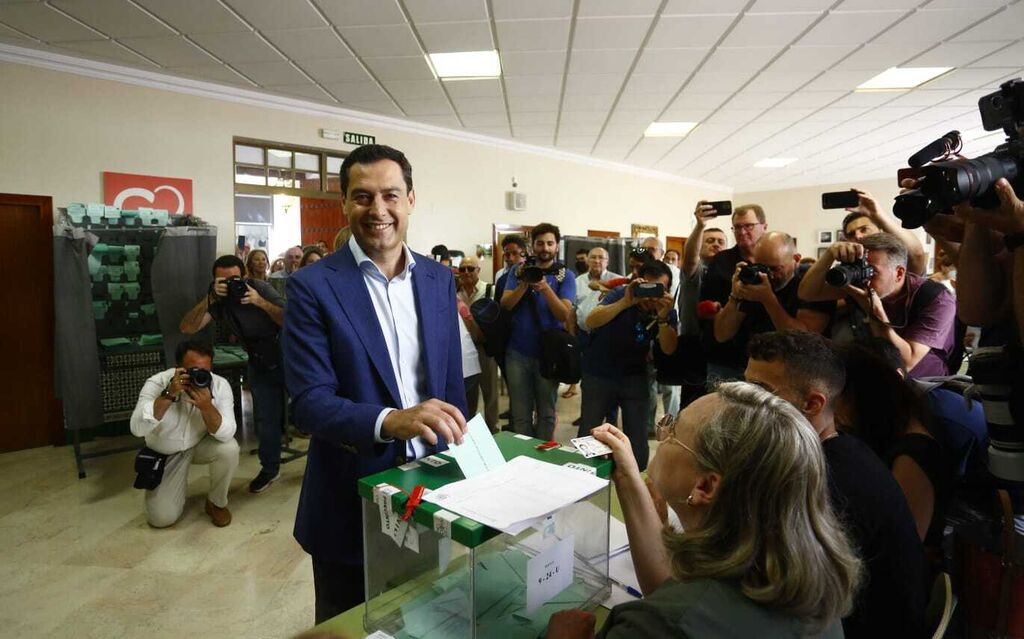 Juanma Moreno votando en M&aacute;laga.