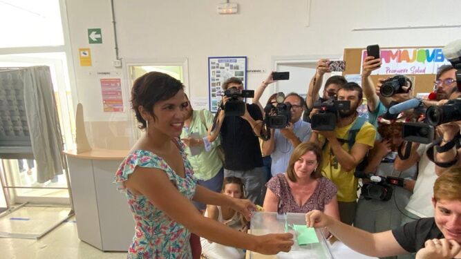 Teresa Rodríguez deposita el voto en el IES La Caleta de Cadiz.