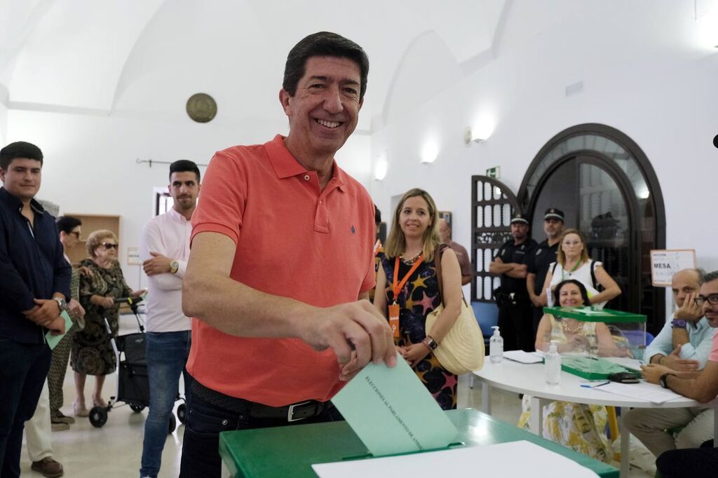 El candidato de Ciudadanos, Juan Mar&iacute;n, en el momento de votar.