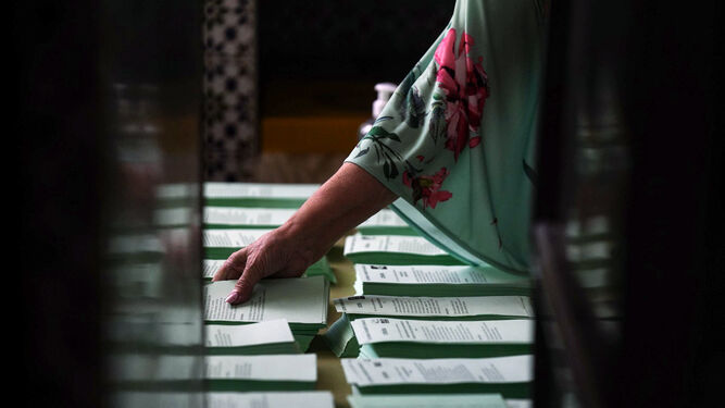 Preparación de las papeletas en un colegio electoral.