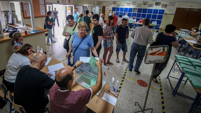 Votantes en el colegio público de La Granja