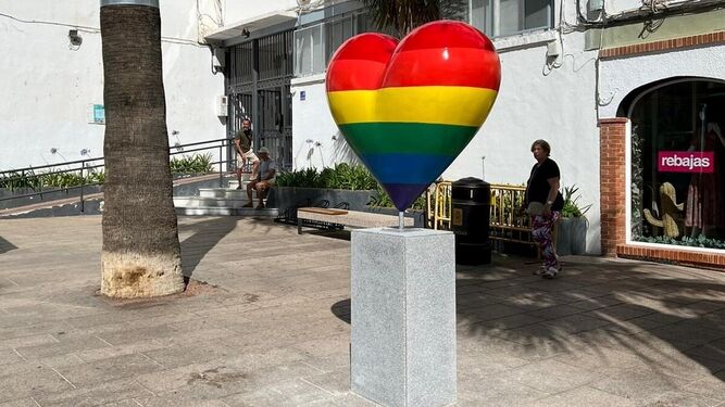 El Ayuntamiento de San Fernando coloca un simbólico corazón LGTBI en la calle Real.