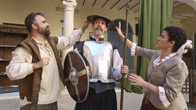 David Mena y Macarena Pérez Bravo imponen el yelmo de Don Quijote a Josemi Rodríguez en el Instituto Gaona.