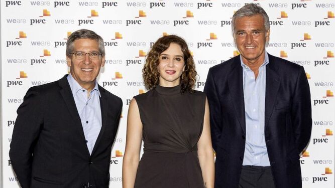 En la imagen, Bob Moritz, presidente global de PwC; Isabel Díaz Ayuso, presidenta de la Comunidad de Madrid y Gonzalo Sánchez, presidente de PwC | Foto: PwC