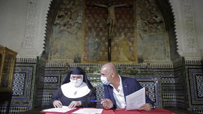 Muñoz y la abadesa de Santa Inés durante la firma del convenio de colaboración en julio de 2021.