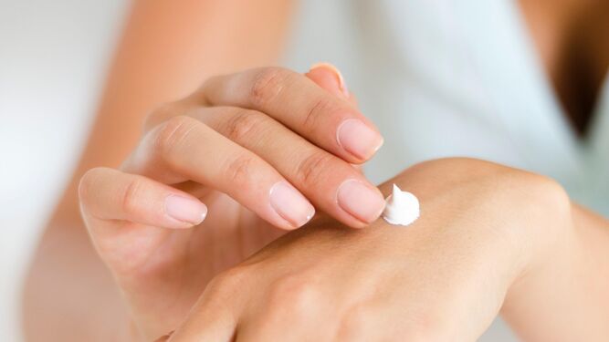 Nitrofural es un medicamento en forma de crema o polvo que se usa para evitar el crecimiento de microorganismos en la piel.