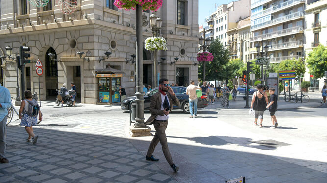 Varias personas caminan por la calle en Granada