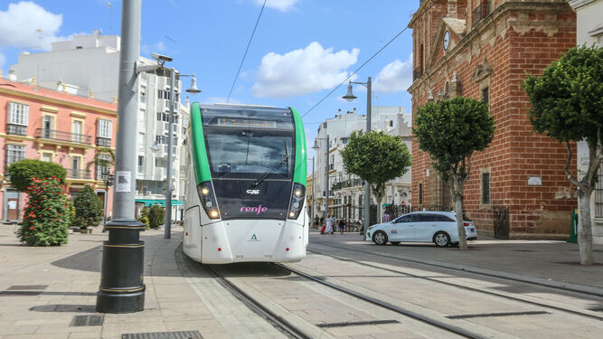 El tranvía en pruebas por la calle Real de San Fernando.