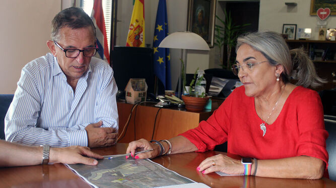 La alcaldesa de Cartaya mira los planos.